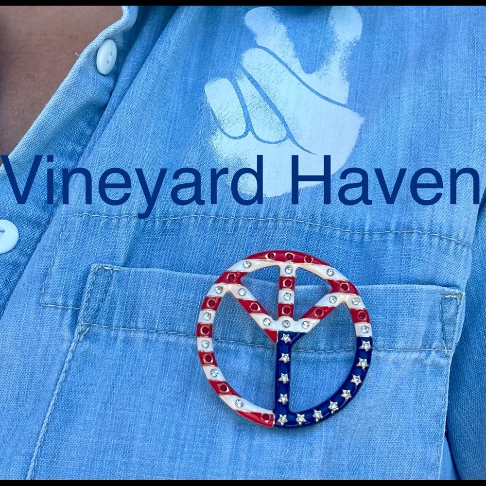 VINEYARD HAVEN patriotic American flag piece sign brooch